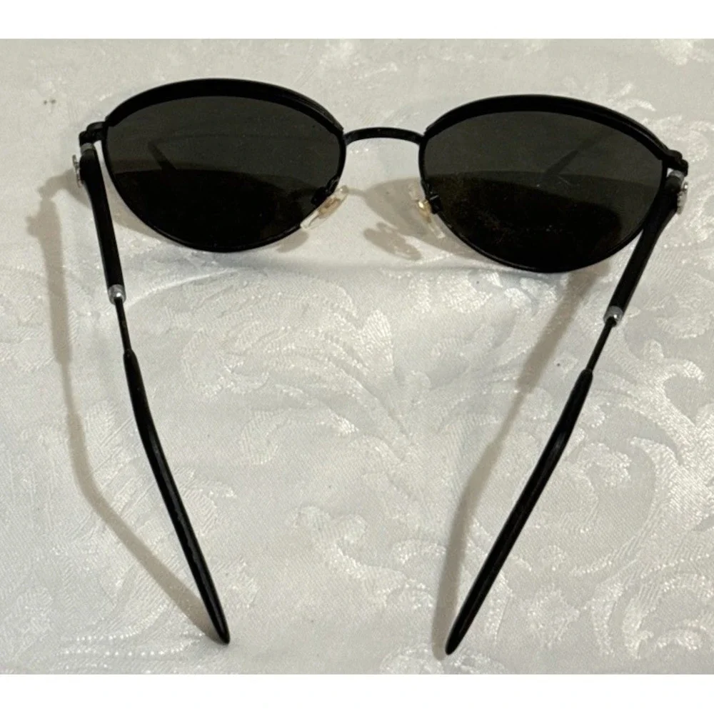 Disney  sunglasses feature Mickey‎ Mouse silhouette on temple Black (Small/Kids)